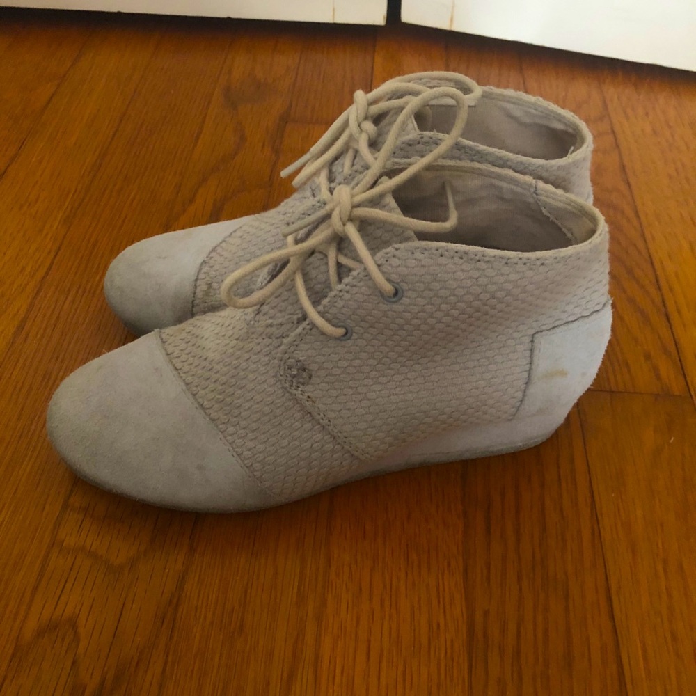 Toms beige suede bootie